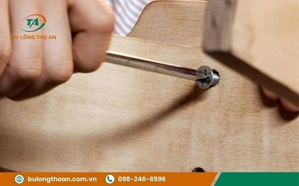 Cách vặn ốc bị lờn cực hiệu quả - Cách 1: Dùng tua vít kèm phụ kiện để tháo ốc bị lờn