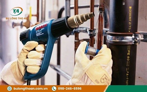 Cách vặn ốc bị lờn cực hiệu quả - Cách 4: Đốt nóng ốc vít