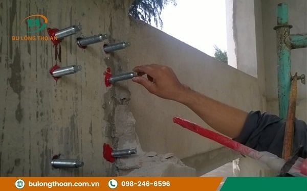 thi-cong-bu-long-hoa-chat__2__b693d44faa154f81b378f461e2809616_grande Chọn sai loại hóa chất cũng khiến cho liên kết của bu lông không đảm bảo độ chắc