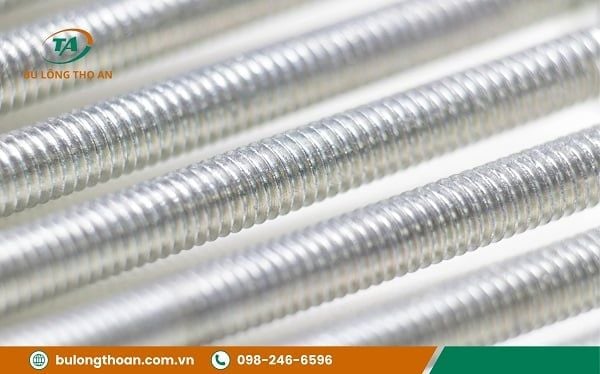 Bước 3: Đánh bóng để tạo độ mịn trên bề mặt cho thanh ren