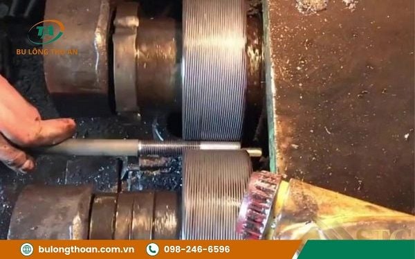 Bước 2: Cán hoặc tiện ren cho thanh thép